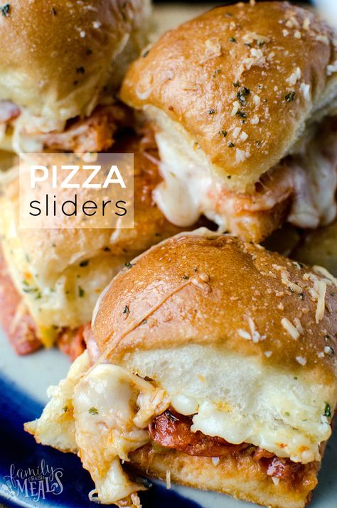 These Pizza Sliders are little hand-sized sliders are a lot easier to slice and serve neatly than a big pizza pie.Perfect for your next gathering. Pizza Sliders, Pizza Slider, Pizza Roll, Diy Easy Recipes, Fresh Meals, Family Fresh Meals, Slider Recipes, Easy Pizza, Football Food