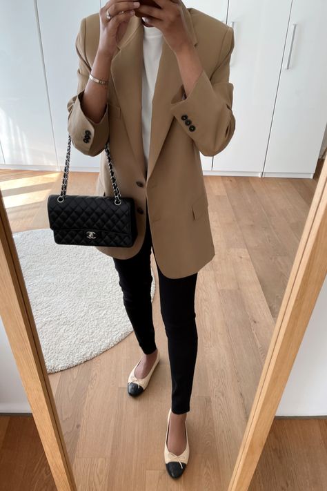 Beige Blazer Outfits Women Work, Oversized Blazer Outfit Work, Neutral Blazer Outfit, Tan Blazer Outfit, Tan Blazer Outfits, Beige Jeans Outfit, Camel Blazer Outfit, Oversize Blazer Outfit, Beige Blazer Outfit