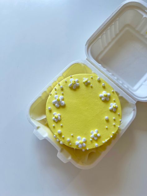 Bento cake || Soniacake || Spring Bento cake || yellow Yellow Bento Cake, Floral Bento Cake, Cake Mango, Cake Spring, Cake Yellow, Bento Cakes, Bento Ideas, Bento Cake, Mango Flavor