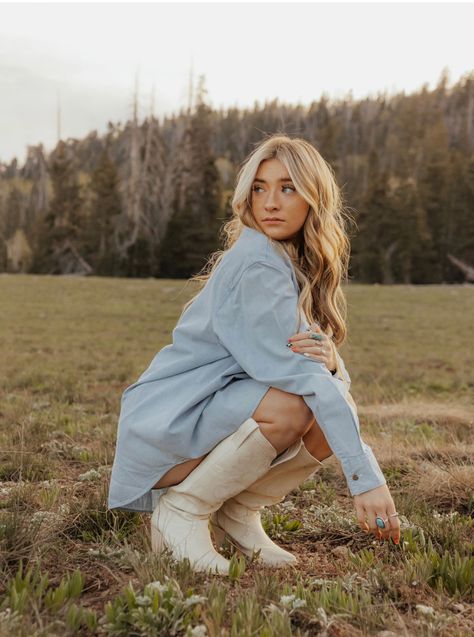 western cowgirl punchy western fashion Picture Ideas In A Dress, Fall Pictures Poses Instagram, Cold Photoshoot, Western Senior Picture Poses, Western Poses For Women, Fall Cowgirl Photoshoot, Pasture Photoshoot Ideas, Cowgirl Style Outfits Senior Pics, Western Model Poses