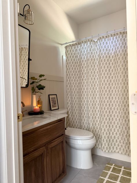 Budget Small Bathroom Makeover Plain Bathroom Decor, Bathroom Ideas Small On A Budget, Kid And Guest Bathroom Ideas, Brown Cabinet Bathroom, Update Old Bathroom, Kids And Guest Bathroom Ideas, Tiny Toilet Room, Hall Bathroom Ideas, Cozy Bathroom Aesthetic