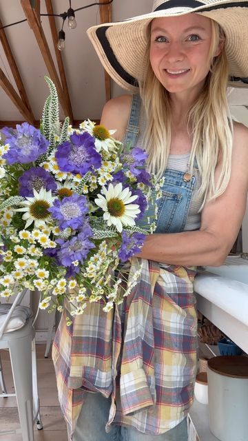 Briana Bosch on Instagram: "GROW THIS BOUQUET by planting these four perennials that make great cut flowers! 1- white Veronica, this one makes white spikes and is a major favorite of the pollinators! 2- echinacea— comes in a variety of colors, this one is a cultivar called “white swan” 3- fama blue scabiosa— grows these striking blue flowers on top of long tall stems 4- matricaria feverfew— this one is a short lived perennial but a very easy grow and will reseed itself in your garden if you let it! Build your bouquet by putting stems in at an angular X shape as you go. What color should we do next?! #bouquet #cutflowergarden #cutflowers #garden #flowergarden" Echinacea Bouquet, Scabiosa Flower Bouquet, Blue Scabiosa, Pink Scabiosa, Scabiosa Flutter Deep Blue, Starflower Scabiosa, White Spikes, White Veronica, Scabiosa Butterfly Blue