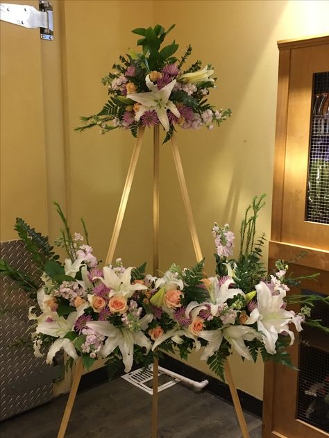 Memorial Service Decorations, Large Flower Arrangements, Diy Wedding Backdrop, Church Flower Arrangements, Diy Arrangements, Creative Flower Arrangements, Memorial Flowers, Flower Arrangements Simple, Church Flowers