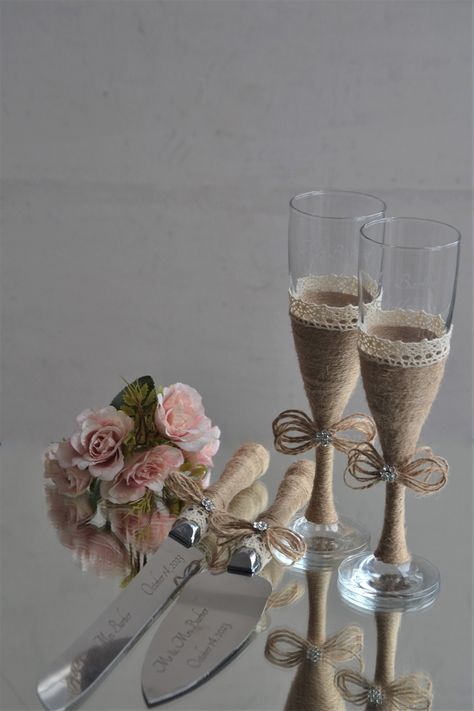 Country Boho Wedding Decor, Wedding Glasses Decoration, Scroll Wedding Cake, Burlap Wedding Decor, Rustic Wedding Glasses, Burlap Wedding Decorations, Wedding Dress Crafts, Boho Cake, Wedding Champagne Glasses