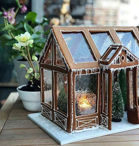 Gingerbread house with glass looking windows Superb! Kek Lapis, Gingerbread House Designs, Gingerbread House Decorations, Christmas Gingerbread House, Noel Christmas, Christmas Gingerbread, Christmas Cake, Christmas Joy, Christmas Inspiration