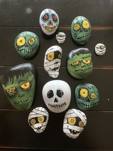 Monster Rocks, Doodle Art Flowers, Garden Rock Art, Creepy Halloween Decorations, Diy Rock Art, Halloween Rocks, Painted Rocks Craft, Rock Decor, Rock Painting Patterns