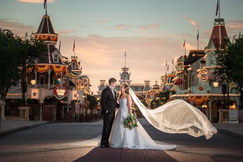 Disney Wedding Venue, Tangled Wedding, Disneyland Wedding, Disney World Wedding, Disney Photo Ideas, Disney Fine Art, Disney Fairy Tale Weddings, Dessert Party, Wedding Painting