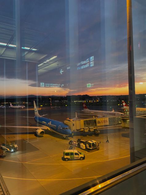 Airport Aesthetic, Evening Sunset, Airport Photos, Travel Pictures Poses, Airport Travel, Future Lifestyle, Night City, Travel Diary, Travel Life