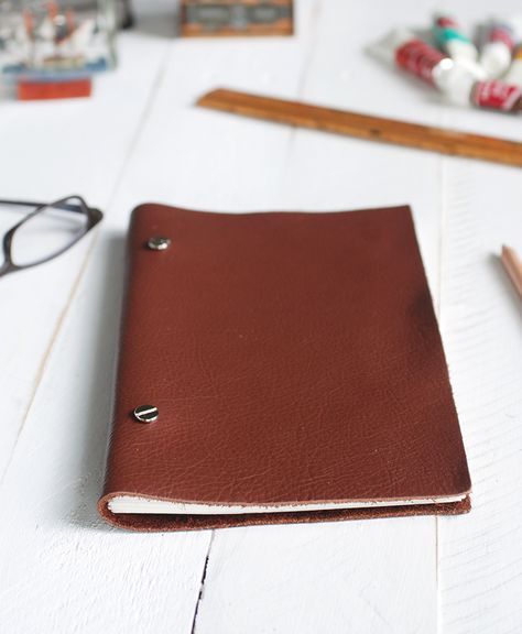 DIY Leather Sketchbook - The Merrythought Diy En Cuir, Leather Sketchbook, Father's Day Diy, Diy Journal, Kydex, Leather Books, Handmade Books, Leather Notebook, Leather Projects