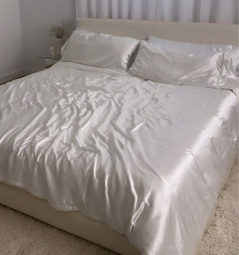 White Bed Sheets Ideas, Fluffy Bed Sheets Aesthetic, White Satin Bedding Aesthetic, White Satin Bedding, Aesthetic Bedding Set White, White Silk Bed Sheets, White Comforter Aesthetic, White Bed Aestethic, Satin Sheets Aesthetic