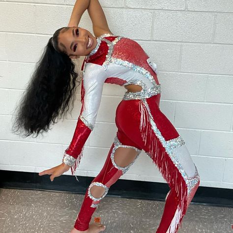 Majorette Dance Uniforms Red And Black, Dance Poses For Pictures Majorette, Majorette Picture Poses, Dancing Dolls Uniforms, Dancer Uniform, Majorette Photoshoot, Majorette Aesthetic, Majorette Poses, Highschool Tips