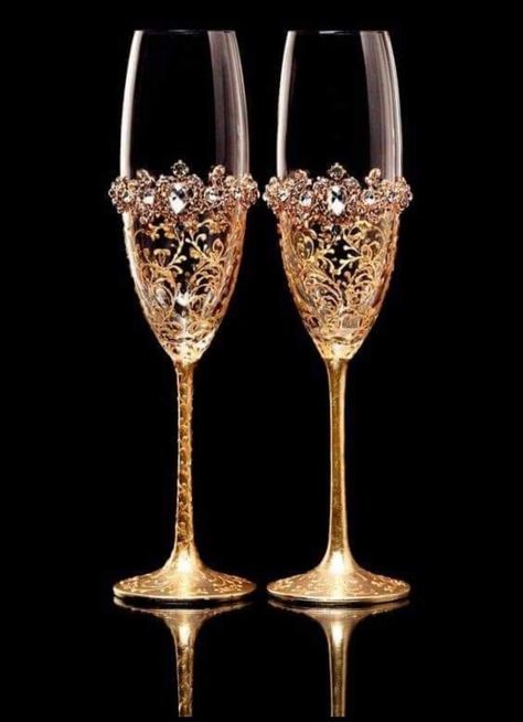 Quinceanera Themes, Water Mixes, Gold Cup, Stemware, Red And Gold, Mixed Drinks, Quince, Champagne Flute, Gold Trim