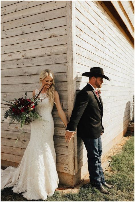 Rustic Wedding Groom Attire, Rustic Wedding Groom, Country Wedding Pictures, Country Wedding Photos, Groom Wedding Attire, Cowboy Wedding, Boda Mexicana, Wedding Picture Poses, Country Wedding Dresses