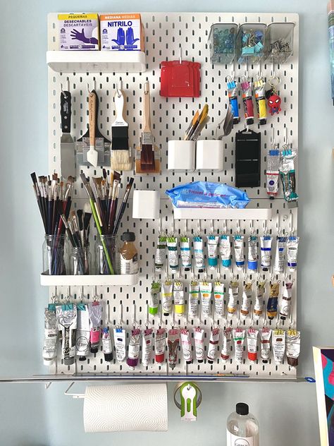 Skadis Art Supplies, Skadis Craft Room, Art Room Pegboard, Ikea Pegboard Art Supplies, Art Supply Pegboard, Art Class Set Up, Skadis Pegboard Ideas, Art Supply Wall, Art Studio Room Ideas