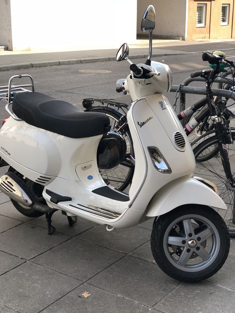 White Vespa Aesthetic, Lorenzo Ferrara, Vespa Scooters Vintage, Moped Aesthetic, Vespa Aesthetic, White Vespa, Gelato Aesthetic, White Scooter, Vespa Moped