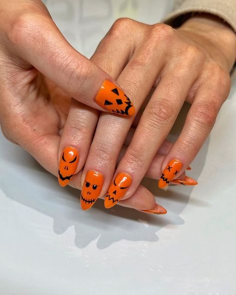 QUEENIE | elevated nail art on Instagram: "Jack-o-Lantern 🎃 Model: @christina.alexandraa Inspo: @nylove_nail ______________ #nails #nailart #halloweennails #halloween #jackolantern #orangenails #orange #almondnails #longnails #naturalnails #nailinspo #nailinspiration #nailinstagram #naildesign #nailsdesign #carousel" Orange And Black Nail Designs, Lexi Nails, Halloween Nails Designs, Pumpkin Nail Designs, Spooky Halloween Nails, Halloween Jackolantern, Pumpkin Nail, Black Ombre Nails, Tiger Nails