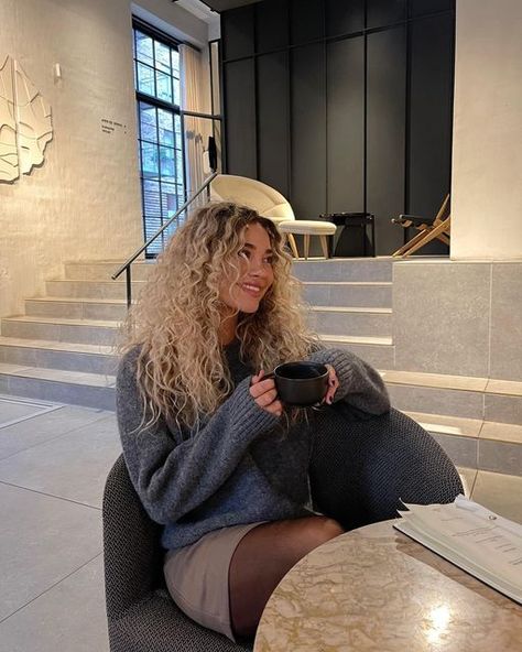 JULIE HOCKE on Instagram: "It’s freezing outside 🤍" Model Curly Hair, Aesthetic Vogue, Hair Dyes, Cute Icon, Aesthetic Women, Insta Photo Ideas, Natural Curls, Mode Fashion, Curly Blonde