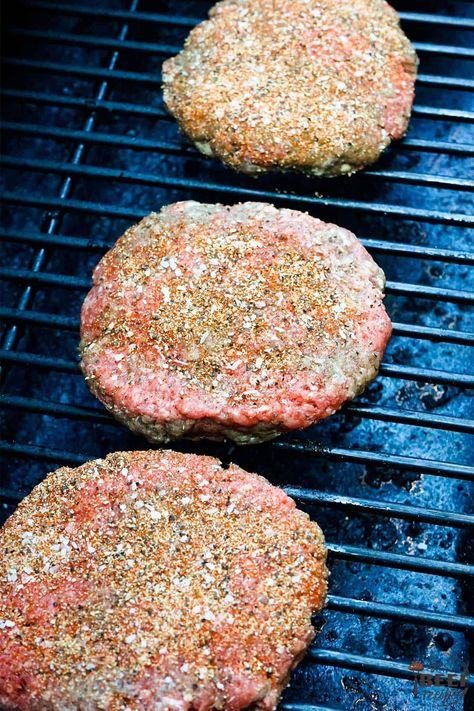 Grilled Hamburger Recipes, Smoked Hamburgers, Prime Rib Steak, Easy Smoker Recipes, Brisket Burger, Pellet Smoker Recipes, Smoked Burgers, Grilled Beef Recipes, Hamburgers Grilled