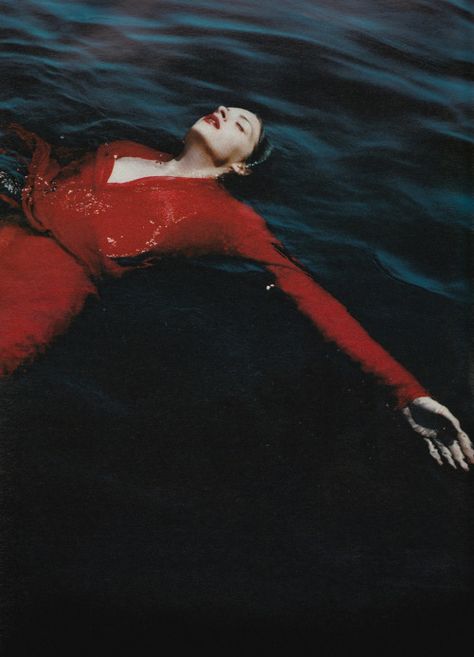 Anouck Lepere for W September 2000 by Mario Testino Water Shoot, Alfred Stieglitz, Cecil Beaton, Mario Testino, Soyut Sanat Tabloları, Have Inspiration, Richard Avedon, Water Photography, 인물 사진