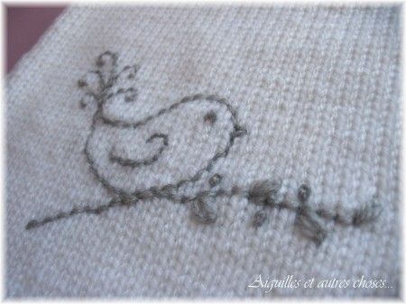 modèle broderie sur tricot Embroidery Birds, Diy Tricot, Chair Decor, Chair Decorations, Knitwear Design, Knit Outfit, Infinity Tattoo, Crochet Stitches, Crochet Baby