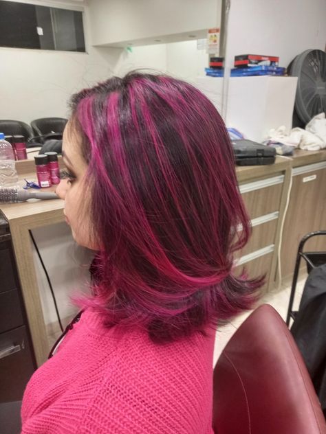 Chunky Hilights On Dark Hair, Chunky Magenta Highlights, Chunky Highlights Color, Pink Chunky Highlights In Brown Hair, Colored Chunky Highlights, Short Hair Pink Highlights, Dark Hair Pink Highlights, Pink Highlights In Brown Hair Short, Short Hair With Pink Highlights