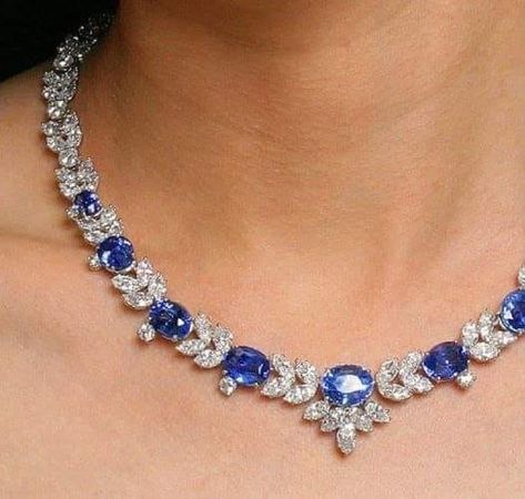 Sapphire Necklace Wedding, Engagement Ring Non Traditional, Necklace Women Gold, Women Gold Chain, Blue Diamond Necklace, Blue Jewelry Set, Real Diamond Necklace, Sapphire And Diamond Earrings, Blue Sapphire Necklace