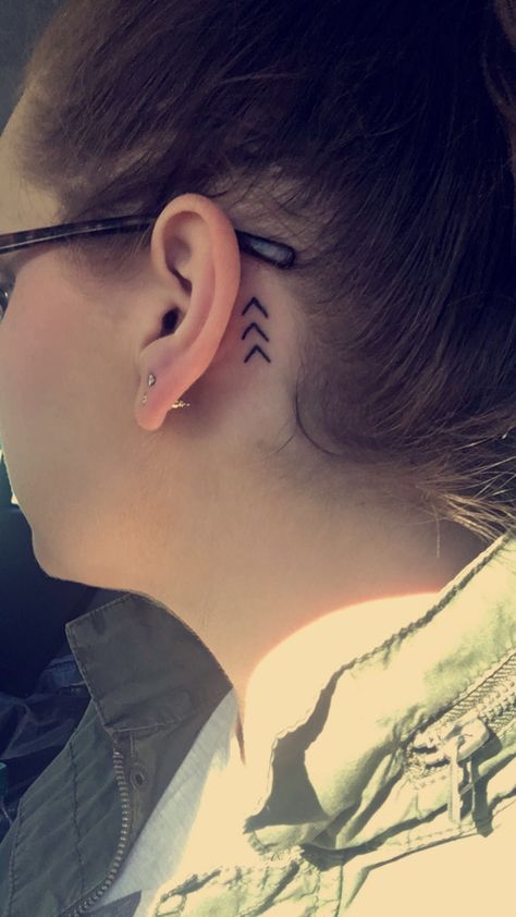 3 arrow tips behind left ear Arrow Tattoo Behind Ear, Small Tattoos Behind Ear, Tattoo Ideas Arrow, Arrow Tattoo Back, Arrow Head Tattoos, Back Ear Tattoo, Tattoos Behind Ear, Peace Sign Tattoos, Behind The Ear Tattoo Ideas