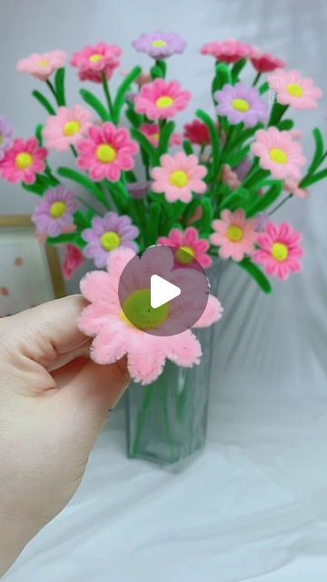 Paper Flowers For Kids, Chenille Crafts, Pipe Cleaner Flowers, Fleurs Diy, Easy Paper Flowers, Pipe Cleaner Crafts, Paper Craft Ideas, Wall Art Trendy, Paper Flower Crafts