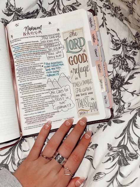 bible journaling
asthetic 
aesthetic 
bible
nahum
color coding 
bibling Nehemiah Bible Journaling, Bible Journaling Table Of Contents, Bible Journaling Exodus, Malachi Bible Journaling, Nahum Bible Journaling, Old Testament Bible, Faith Art Journaling, Bible Drawing, Bible Ideas