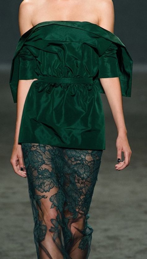 anbenna: Striking green & lace Versace. Dark Green Runway, Green Runway, Lace Couture, Donatella Versace, Green Lace, Gianni Versace, Fashion Details, The Soul, Runway Fashion