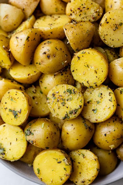 Instant Pot Potatoes Instant Pot Yukon Gold Potatoes, Instant Pot Golden Potatoes, Golden Potato Recipes, Instant Pot Potatoes, Vegetarian Recipes For Beginners, Dill Potatoes, Pesto Potatoes, Potato Side Dish, Lemon Potatoes