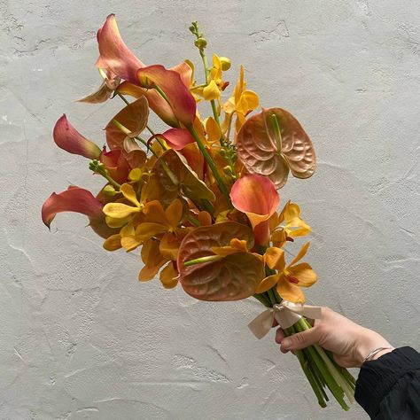 Orange Bridal Bouquet, Simple Wedding Bouquets, Orange Bouquets, Luxury Flower Bouquets, Boquette Flowers, Flower Therapy, Beautiful Bouquet Of Flowers, Pretty Plants, Bouquet Of Flowers