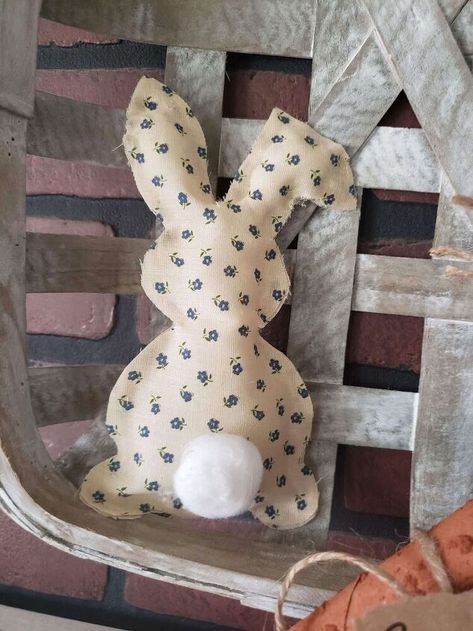 Bazaar Crafts To Sell, Prim Easter Crafts, No Sew Crafts, Easter Place Cards, Spring Candy, Bunny Diy, Easter Sewing, Bunny Decorations, Primitive Rabbit