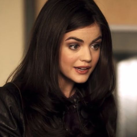 Aria Montgomery Season 1, Aria Montgomery Makeup, Pll Hair, Aria Montgomery Hair, Aria Montgomery Outfits, Pretty Little Liars Cast, Montgomery Aesthetic, Pretty Little Liars Aesthetic, Aria Montgomery Aesthetic