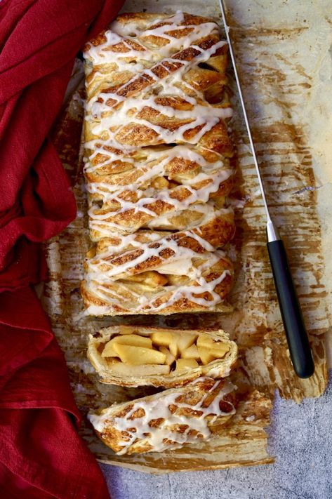 apple strudel Danish Dough Recipe, Danish Braid, Austrian Cuisine, Foods Breakfast, Turkish Baklava, Danish Dough, Baking Lessons, Chilled Desserts, Apple Strudel