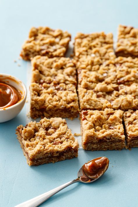 Dulce de Leche Oatmeal Crumb Bars: Sweet and Salty Perfection! Quick Oatmeal, Jam Bars, Oatmeal Cookie Bars, Crumb Bars, Cookie Table, Oat Crumble, Salty Treats, Oat Cookies, Fruit Jam