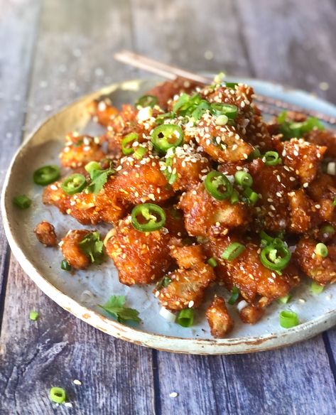 Sweet Thai Chili Cauliflower Bites, Thai Cauliflower Recipes, Chilli Cauliflower Recipe, Korean Cauliflower Bites, Chilli Bites Recipes, Korean Cauliflower, Sticky Cauliflower, Korean Appetizers, Baked Cauliflower Recipe