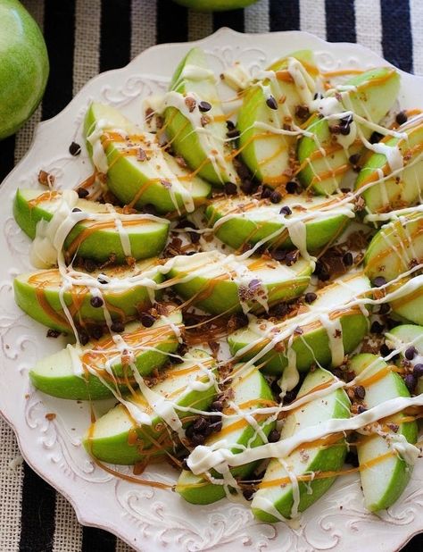 Your monster bash won't be complete without this sweet twist on the classic caramel apple! Caramel Apple Nachos, Halloween Appetizers For Adults, Halloween Food For Adults, Apple Nachos Recipe, Bowl Desserts, Superbowl Desserts, Halloween Appetizers Easy, Apple Nachos, Kids Halloween Food