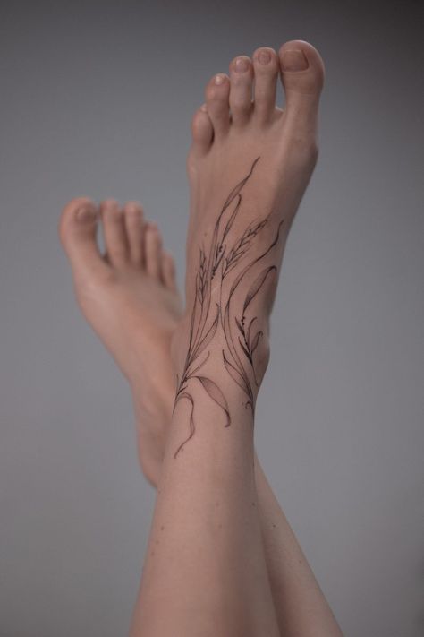 Waist And Hip Tattoos, Floral Feet Tattoos, Medusa Tattoo Arm, Aesthetic Leg Tattoos, Dragon Tattoo Forearm, Leg Tattoo Designs, Tattoo Leggings, Best Leg Tattoos, Rose Tattoo Thigh