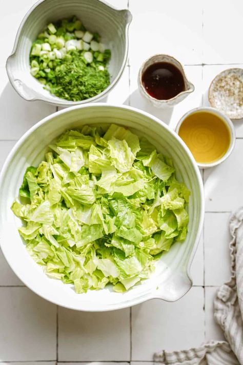 Maroulosalata | FoodByMaria Recipes Maroulosalata Salad, Romaine Lettuce Salad, Fruit Bread, Lettuce Salad, Romaine Lettuce, Healthy Side Dishes, Vegan Paleo, Delicious Salads, Serving Size