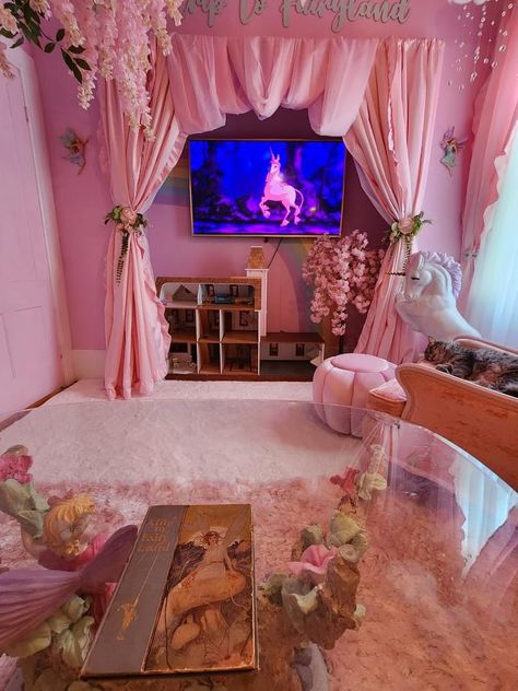 Barbiecore Room, Alter Room, Hollywood Interior Design, Goth Living Room, Dr Office, Purple Ideas, House Ideas Decor, Shabby Chic Interior Design, Cute Lounge