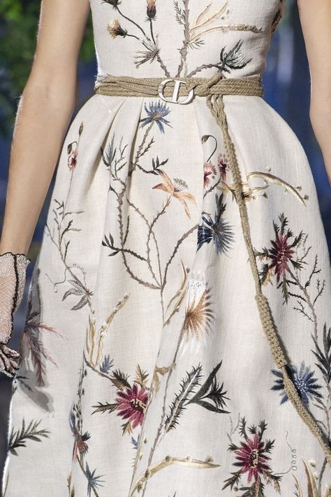 Christian Dior Ready To Wear, Dior Print, Dior Ready To Wear, Fashion Week Spring 2020, Dior Fashion, Pretty Blouses, Couture Details, Embroidery Fashion, Abayas Fashion