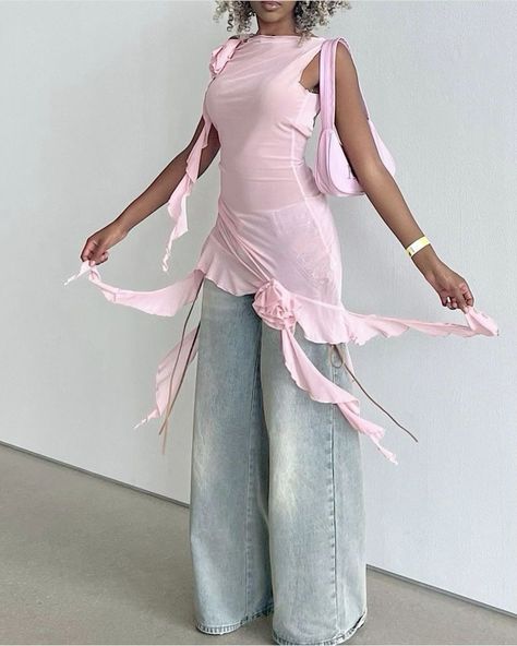 Denim Wide Leg Jeans Outfit, Outfit Ideas Pink Top, Pink Fairy Outfit, Fairy Outfit Aesthetic, Outfit Ideas Pink, Pink Outfit Ideas, Baddie Fashion, Denim Jeans Outfit, Wide Leg Jeans Outfit