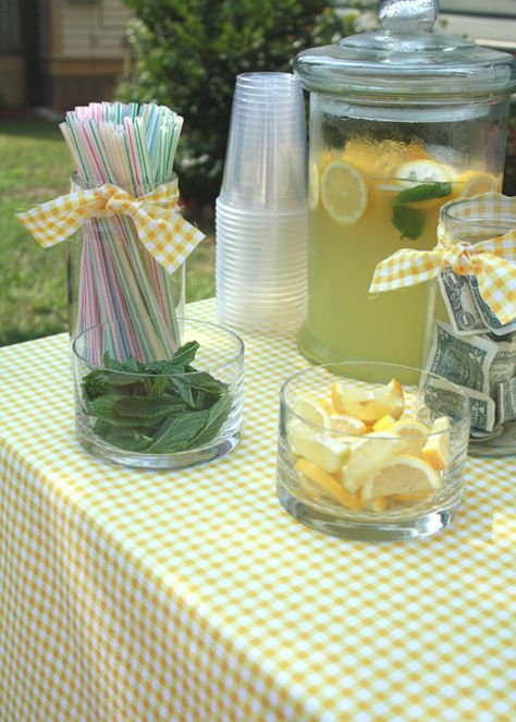 Lemonade stand today! Lemonade Selling Ideas, Lemonade Stand Set Up, Fancy Lemonade, Yard Sale Printables, Limonade Bar, Yard Sale Display, Kids Lemonade Stands, Lemonade Stand Party, Diy Lemonade Stand