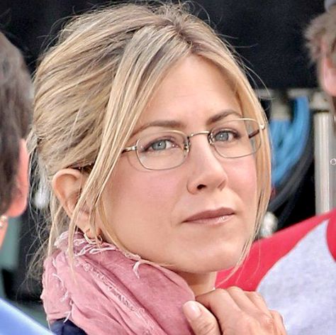 Jennifer Aniston Jennifer Aniston Glasses, Friends Jennifer Aniston, Glasses For Oval Faces, Glasses For Face Shape, Jennifer Aniston Style, Jenifer Aniston, Glasses Trends, Jen Aniston, Justin Theroux