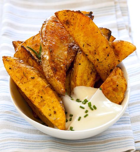 The Breville Halo Health Fryer has several tricks up its sleeve - and one of our favourites is this recipe for yummy cajun spiced potato wedges. Wedges Potato, Spicy Potato Wedges, Baked Potato Wedges Recipe, Cheese Dipping Sauce, Crispy Oven Fries, Potato Wedges Recipe, Wedges Recipe, Potato Wedges Baked, Homemade French Fries