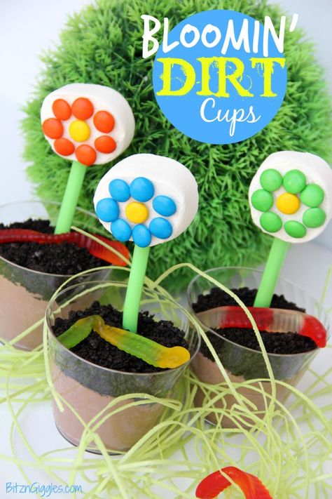 Bloomin' Dirt Cups - A fun and delicious dirt cup treat topped with a marshmallow and M&M flower! {BitznGiggles.com} Food Flowers Ideas, Snack Cup Ideas, Strawberry Printable, Dirt Cup, Marshmallow Flowers, Gift Ideas For Teachers, Dirt Cups, Baker Baker, Ideas For Teachers