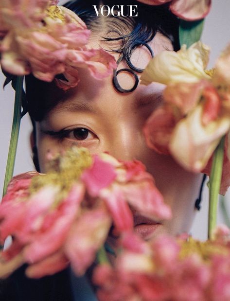 Flower Photoshoot Editorial, Floral Editorial, Korea Photography, Flower Portrait, Tet Holiday, Creative Fashion Photography, Korea Magazine, Flower Photoshoot, Fashion Photography Inspiration