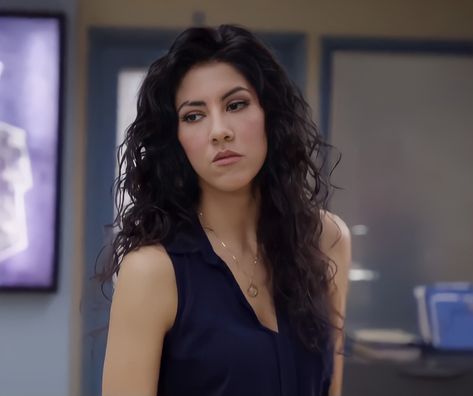 Rosa Diaz Hair, Rosa Brooklyn 99, Rosa B99, Rosa Diaz Brooklyn 99, Rosa Diaz Icon, Queer Characters, Rosa Diaz, Stephanie Beatriz, Female Police Officers