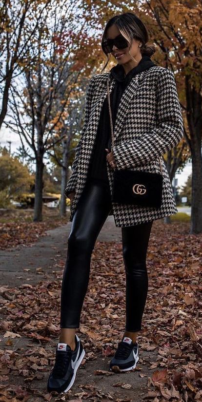 Crop Plaid Jacket Outfit, Black And White Checkered Jacket Outfit, Chic Tennis Shoes Outfits, Black And White Plaid Blazer Outfit, Blazer And Sweatshirt Outfit, Black And White Outfit Ideas, Plaid Blazer Outfit, Cold Fashion, Look Legging